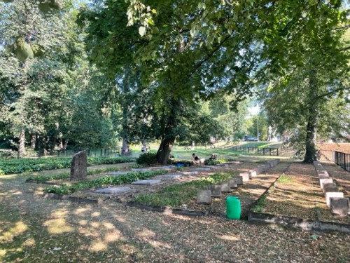 Renowacja nagrobków żołnierskich na cmentarzu wojennym